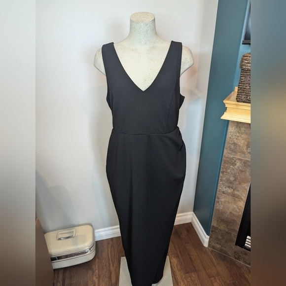 Torrid Maxi Stretch Crepe V-Neck Column Dress Size 12/ 0x NWT - Picture 13 of 13